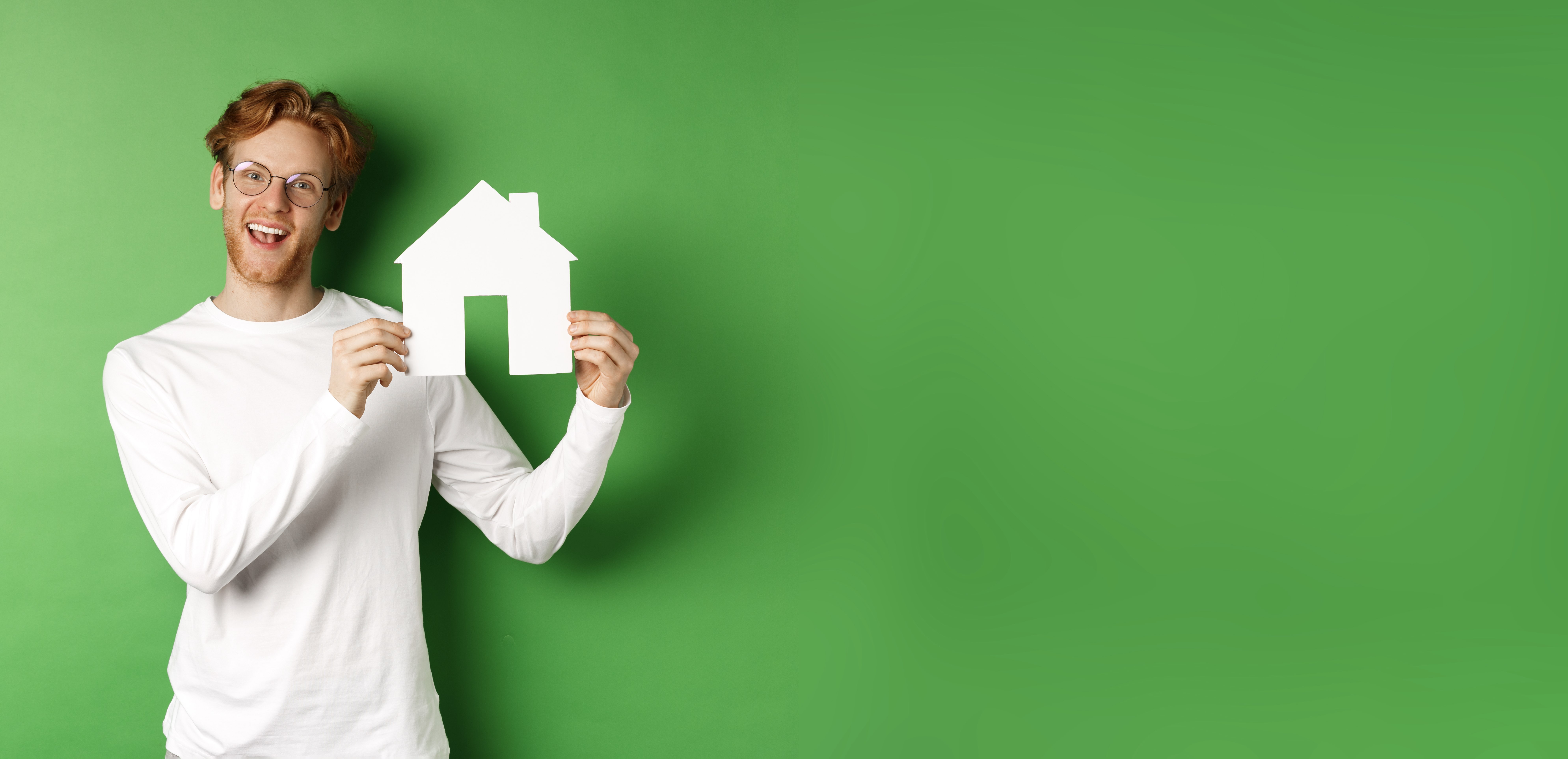 immobilien und-immobilienkaufkonzept-gutaussehender-junger-mann-mit-roten-haaren-der-die-suche-nach-hausausschnitten-zeigt